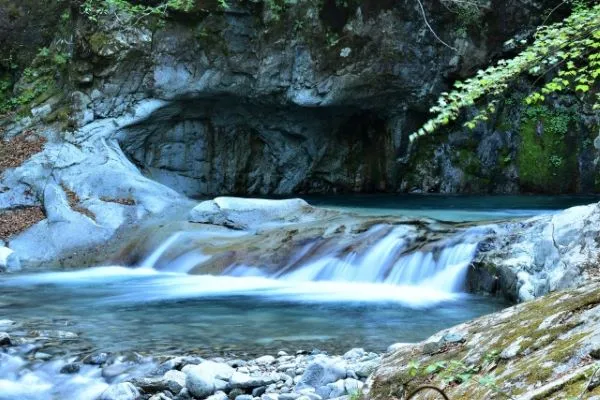 Nishizawa Valley's jinmendo (human face cave)