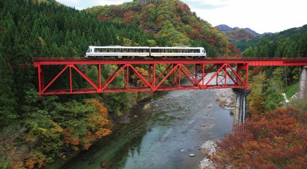 Akita-Nairiku-Line-Autumn-Akita-Japan