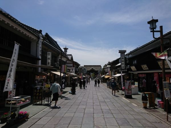 This image has an empty alt attribute; its file name is Zenko-ji-Nakamisedori-Street-Nagano-Japan.jpg