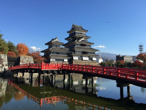 Matsumoto-Castle-and-Uzumi-Bridge-Matsumoto-Nagano-Japan