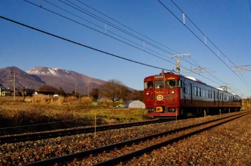 Shinano-Railway-Sightseeing-Train-Rokumon