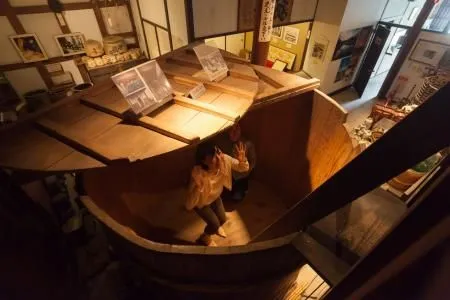 Commemorative-Photo-Inside-a-Huge-Sake-Barrel-at-Sake-no-Minzokubunka-Museum-Ichinoseki-Iwate-Japan