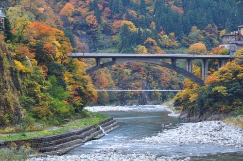 Autumn-at-Unazuki-Onsen-Kurobe-Toyama-Japan