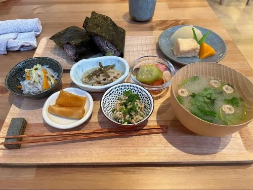 Vegan Restaurant in Fukuoka Japan - Genmai Onigiri Hitoyasumi